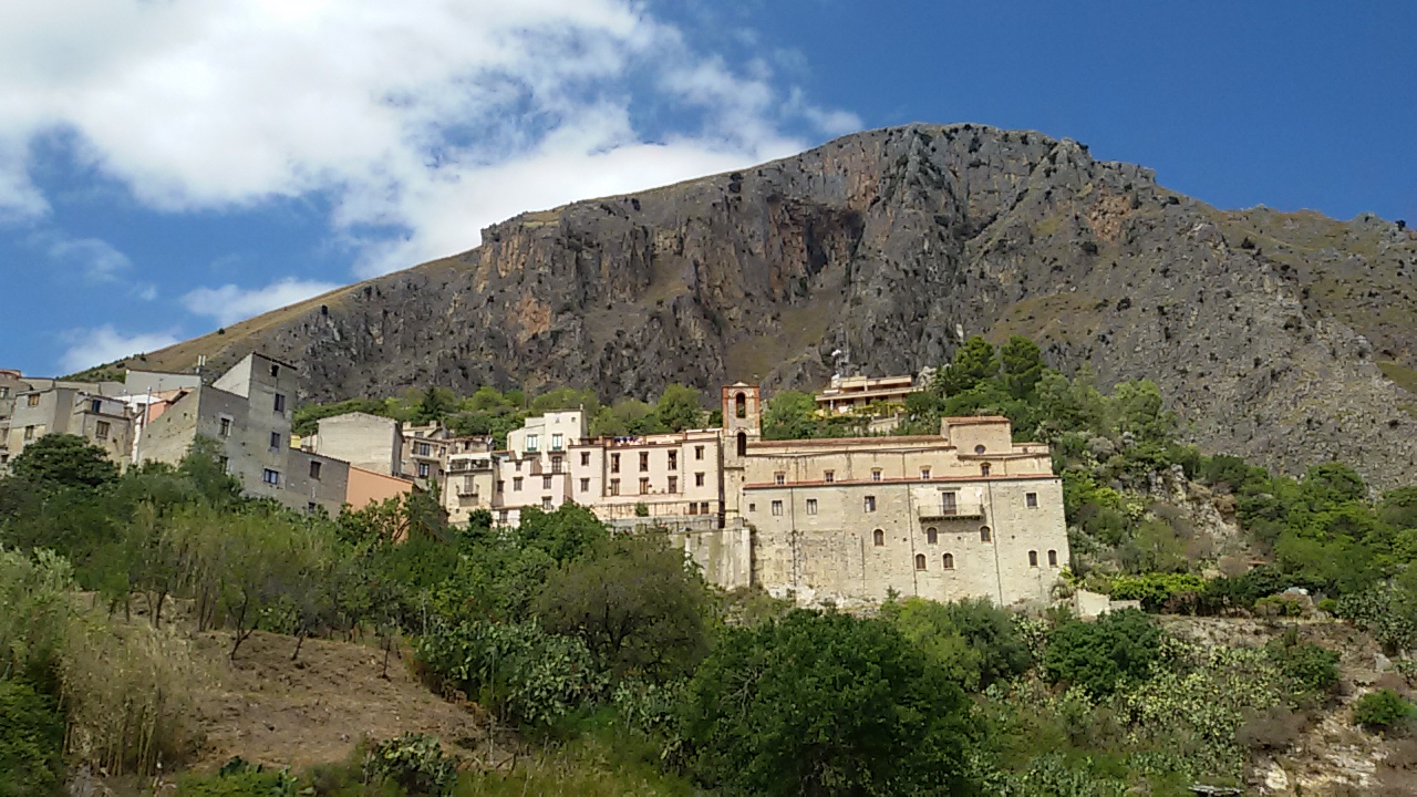 Isnell Isnello: dalle grotte alle stelle – La Via dei Frati